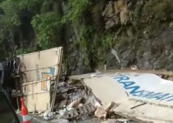 Carreta com 14 toneladas de laticínios tomba na Rodovia SP-342 em Águas da Prata