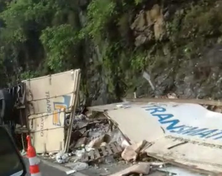 Carreta com 14 toneladas de laticínios tomba na Rodovia SP-342 em Águas da Prata