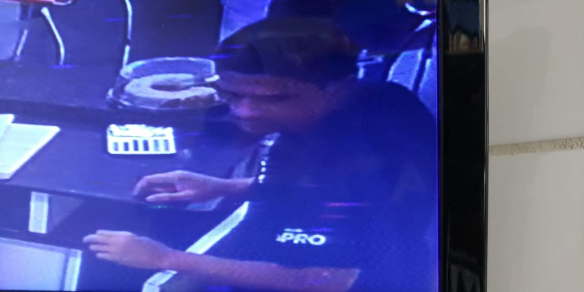 Vídeo: Homem é flagrado tentando furtar caixa de cafeteria em Poços de Caldas
