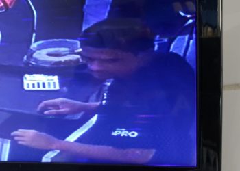 Vídeo: Homem é flagrado tentando furtar caixa de cafeteria em Poços de Caldas