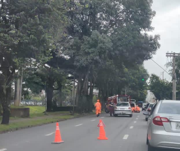 Acidente entre moto e carro é registrado em Poços