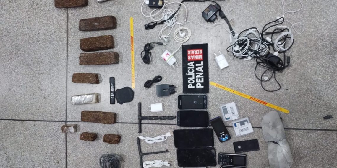 Drogas, celulares e outros materiais que seriam colocados em presídio são apreendidos