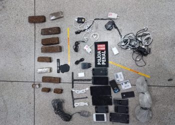 Drogas, celulares e outros materiais que seriam colocados em presídio são apreendidos