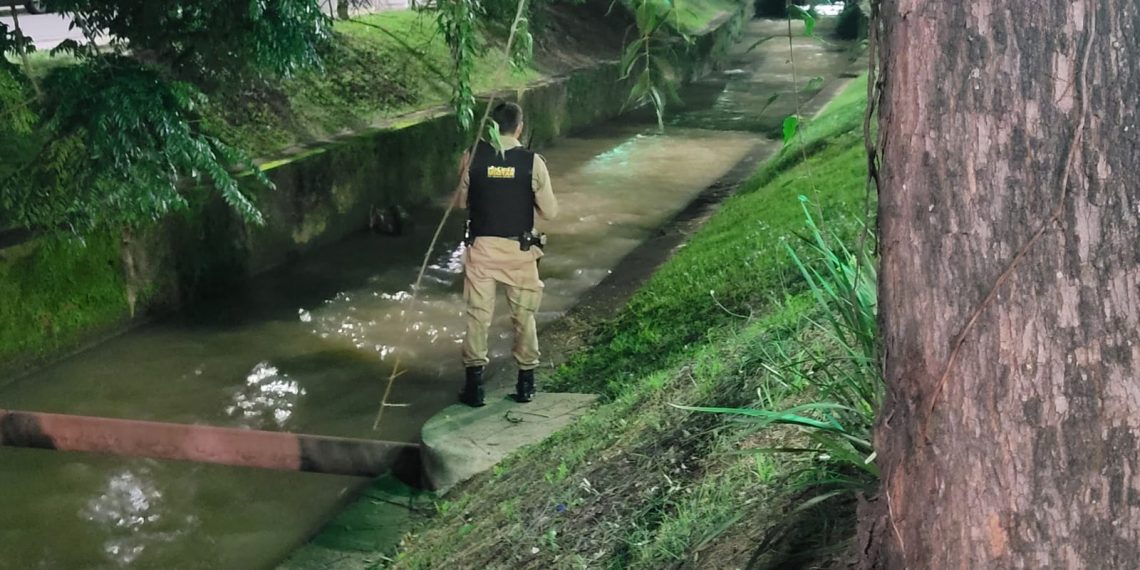 Homem é preso após atirar para o alto e tentar fugir pulando em ribeirão no centro de Poços