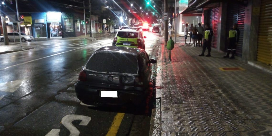 Vídeo: motorista embriagado é flagrado dormindo dentro de veículo em ponto de ônibus em Poços de Caldas