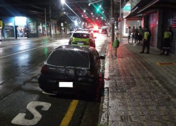 Vídeo: motorista embriagado é flagrado dormindo dentro de veículo em ponto de ônibus em Poços de Caldas