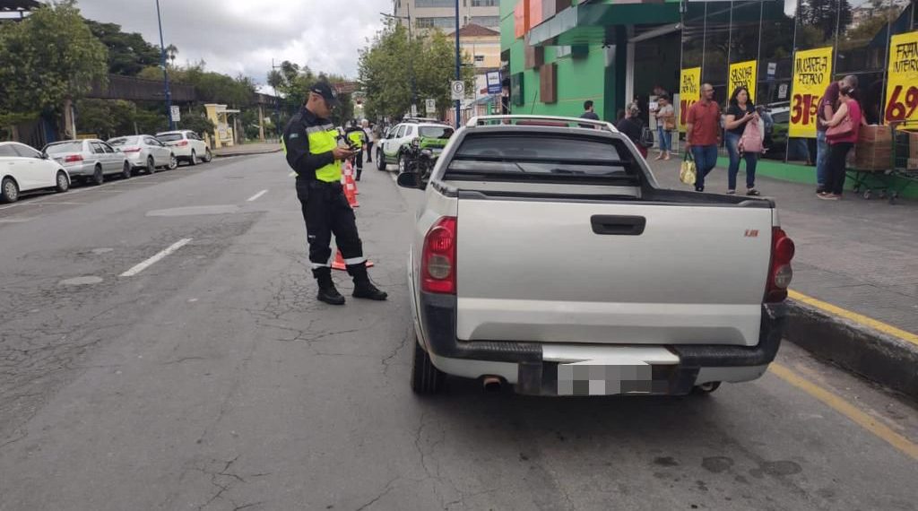 Veículo proibido de circular desde 2015 é apreendido pelo Demutran de Poços de Caldas