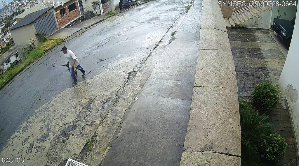 VÍDEO | Homem é flagrado após furto de máquina em Poços de Caldas