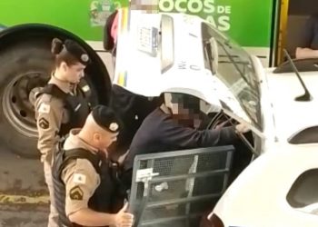 Idoso é preso após chamar passageiro de ônibus de macaco em Poços de Caldas