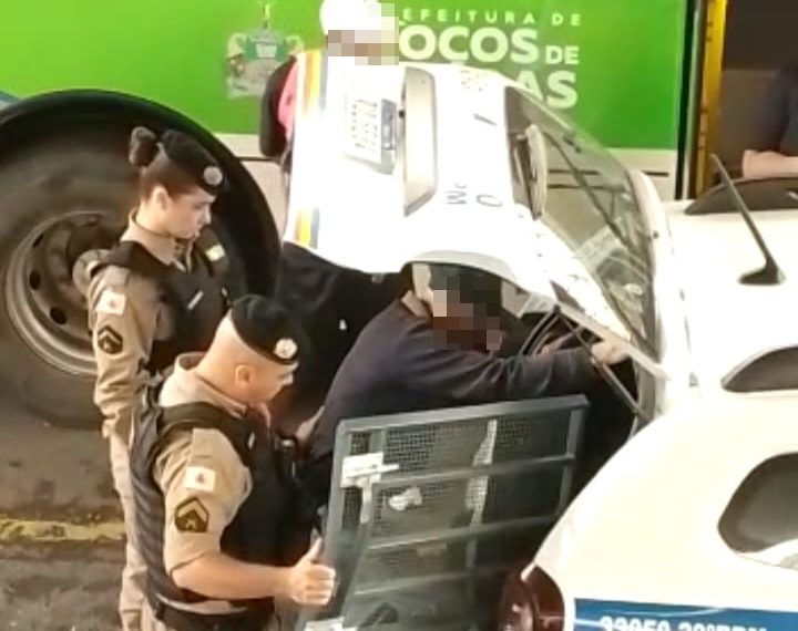 Idoso é preso após chamar passageiro de ônibus de macaco em Poços de Caldas