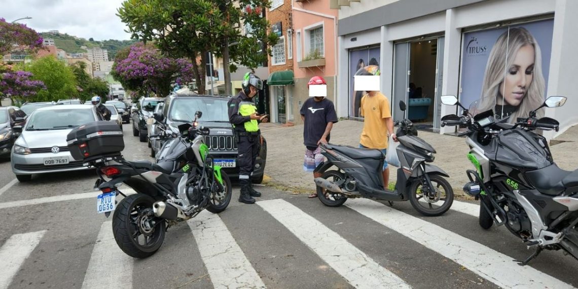 Motocicleta com documento vencido desde 2018 é apreendida com condutor inabilitado