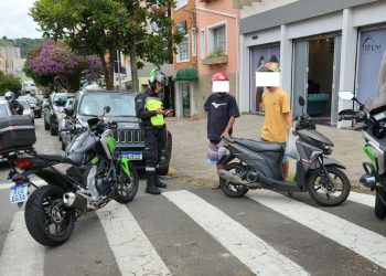 Motocicleta com documento vencido desde 2018 é apreendida com condutor inabilitado