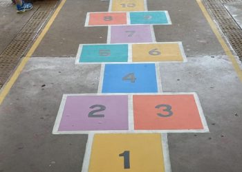 Demutran pinta amarelinha para divertir crianças e adultos em Terminal Central de Poços de Caldas