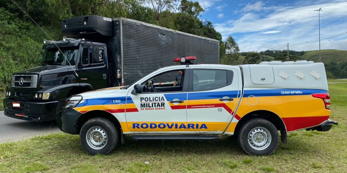Caminhão com 116 multas é apreendido pela Polícia Militar Rodoviária em Poços de Caldas