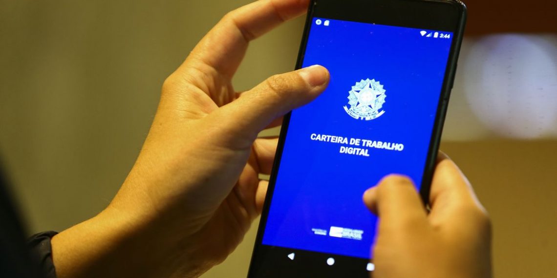 Emprego sem carteira assinada atingiu volume recorde em 2022