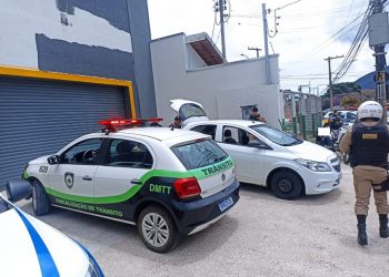 Polícia Militar e Demutran apreendem veículo furtado e clonado em Poços de Caldas; condutor foi preso