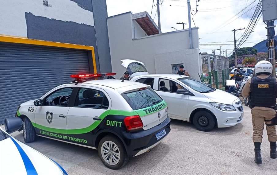 Polícia Militar e Demutran apreendem veículo furtado e clonado em Poços de Caldas; condutor foi preso