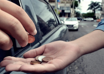 Proprietários de bares e restaurantes reclamam da quantidade de pedintes em Poços