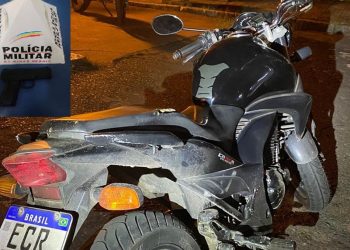 Polícia Militar prende dois homens e apreende moto roubada e simulacro de arma de fogo