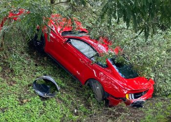 Condutor perde controle de carro de luxo em ultrapassagem e bate em barranco na Zona Oeste de Poços de Caldas