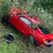 Condutor perde controle de carro de luxo em ultrapassagem e bate em barranco na Zona Oeste de Poços de Caldas