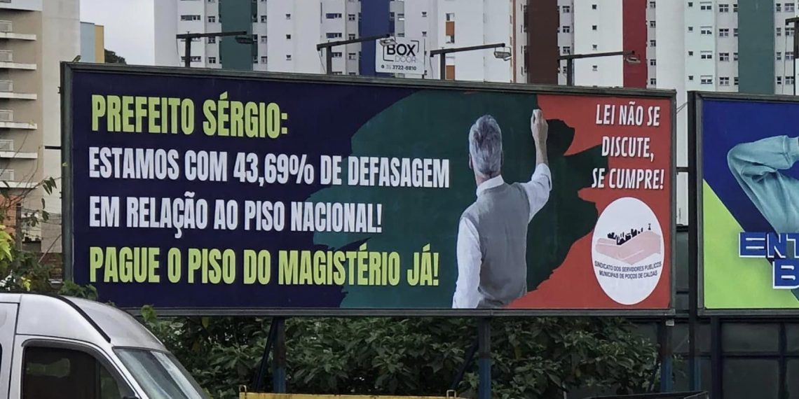 Sindserv realiza campanha para cobrar pagamento do piso do magistério em Poços de Caldas