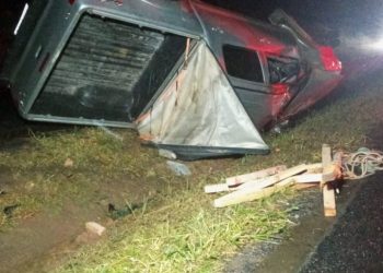 Caminhonete capota em Rodovia em Poços de Caldas