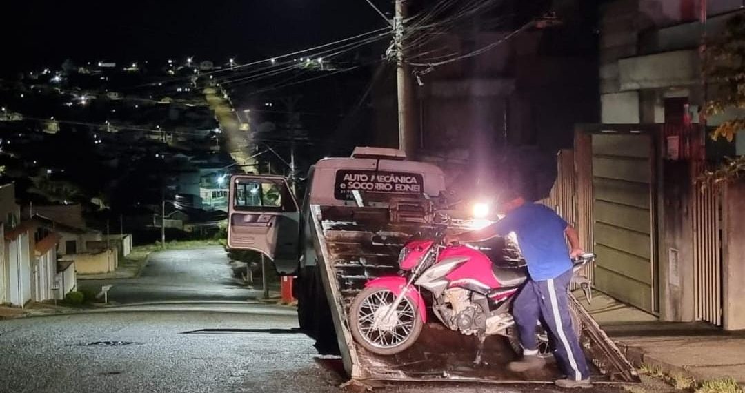 Adolescente é apreendido com moto furtada em Poços