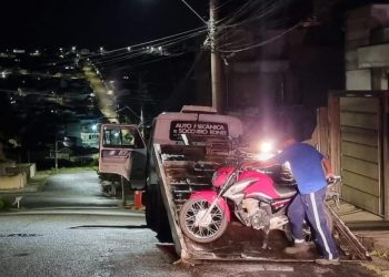 Adolescente é apreendido com moto furtada em Poços