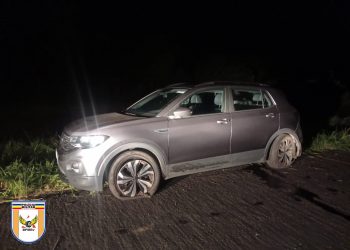 Carro é encontrado abandonado em Rodovia após acidente em Poços
