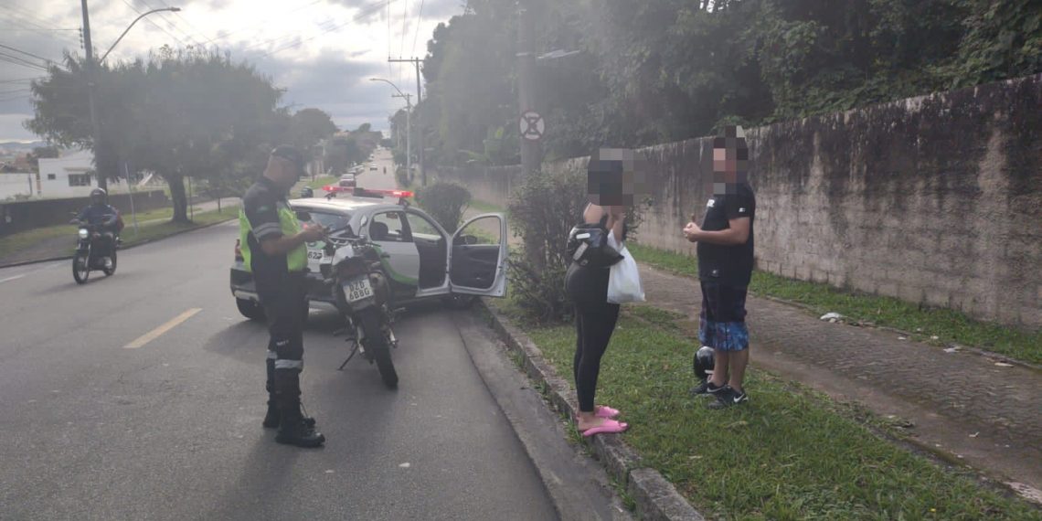 Motocicleta com 17 infrações é apreendida pelo DMTT em Poços