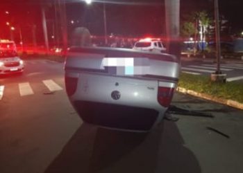 Carro capota e deixa duas pessoas feridas