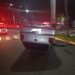 Carro capota e deixa duas pessoas feridas