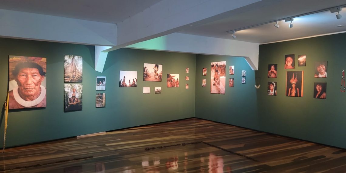 Galeria Ampliart traz exposição de fotos de povos indígenas