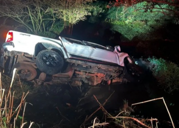 Caminhonete cai em córrego e seis pessoas ficam feridas