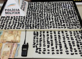 719 papelotes de cocaína e mais de 3 mil reais são apreendidos pela PM em Poços