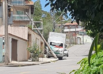 Caminhão desce rua e derruba poste de iluminação no bairro Santa Clara em Poços de Caldas
