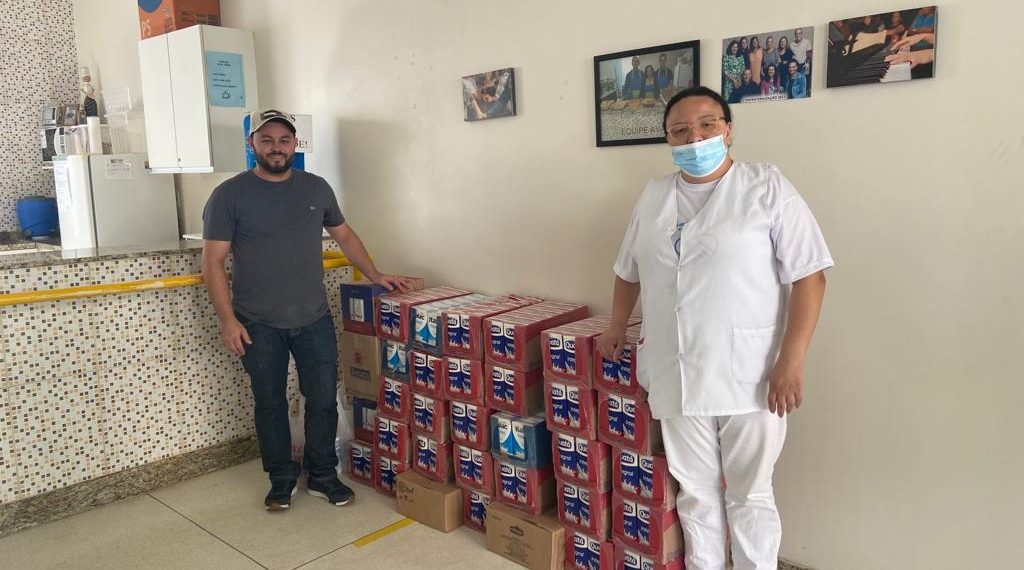 Familiar de paciente doa 450 litros de leite para a Unacon de Poços