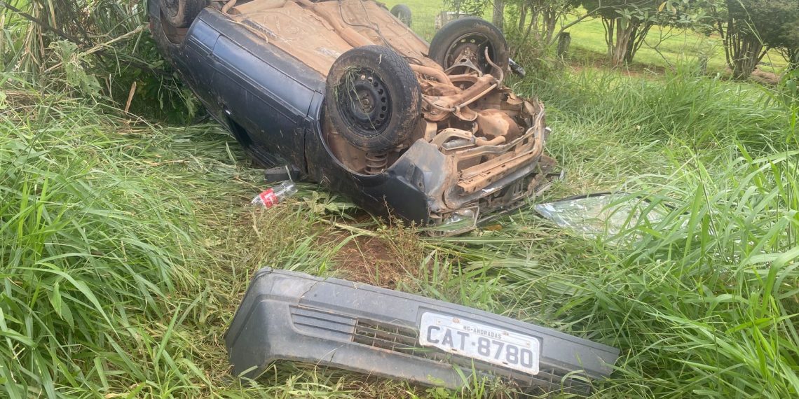 Carro capota na rodovia em Andradas