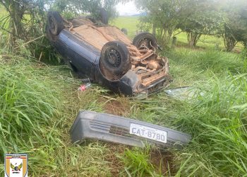 Carro capota na rodovia em Andradas