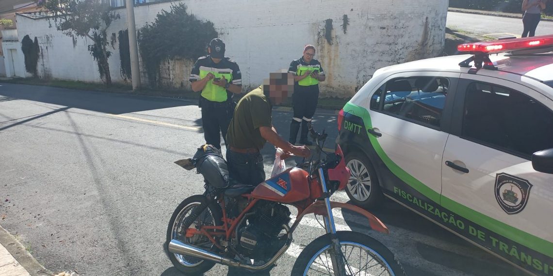 Agentes abordam condutor embriagado, sem capacete e com CNH vencida há 16 anos