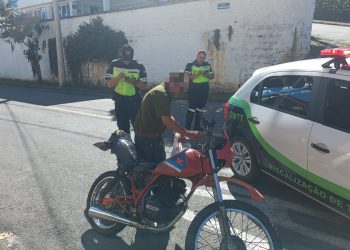 Agentes abordam condutor embriagado, sem capacete e com CNH vencida há 16 anos