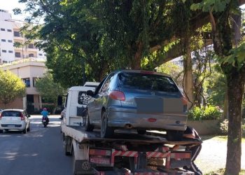 Carro com 35 autuações é apreendido em Poços