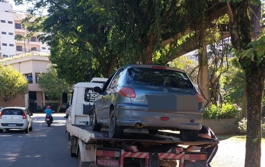 Carro com 35 autuações é apreendido em Poços