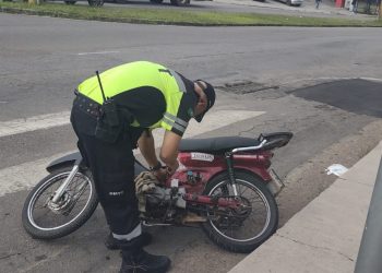 Motoneta com placa falsa é apreendida com adolescente em Poços de Caldas