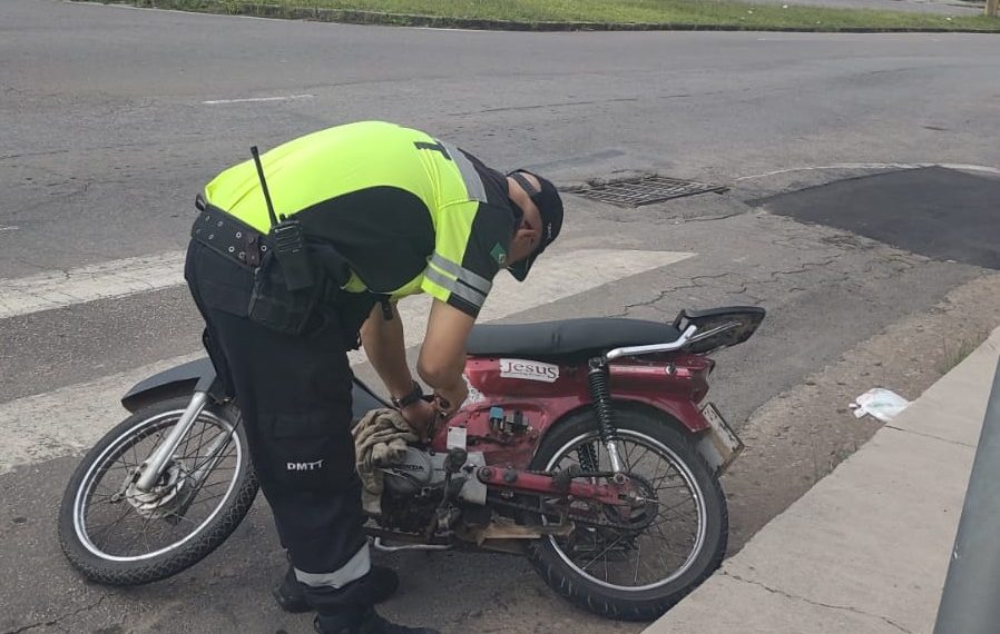 Motoneta com placa falsa é apreendida com adolescente em Poços de Caldas