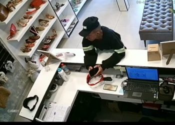 VÍDEO | Homem furta celular de loja no centro de Poços