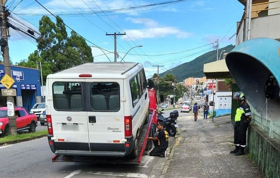 Demutran de Poços autua 19 veículos escolares durante duas semanas de fiscalização