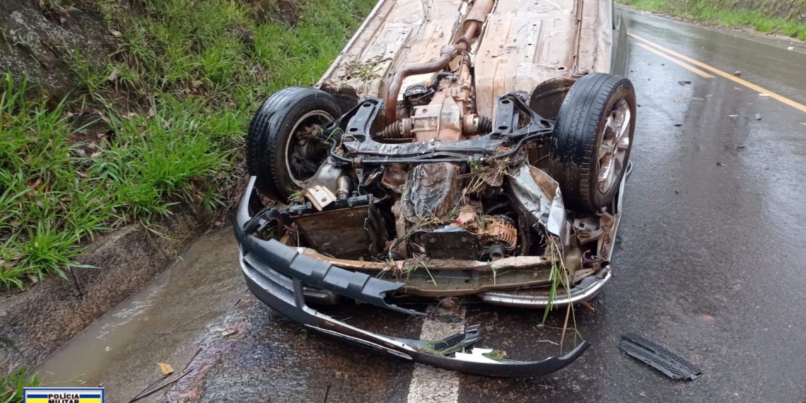 Carro capota em rodovia em Poços de Caldas