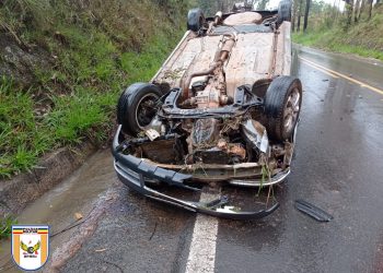 Carro capota em rodovia em Poços de Caldas
